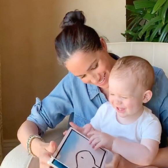 Meghan Markle, duchesse de Sussex, lit l'histoire "Duck ! Rabbit !" à son fils Archie à l'occasion de son 1er anniversaire. Los Angeles. Le 6 mai 2020.