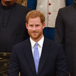 Le prince Harry, Meghan Markle et la reine Elisabeth II d'Angleterre à la cérémonie "Queen's Young Leaders Awards" au palais de Buckingham à Londres.