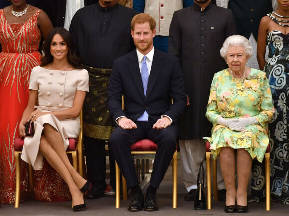 Le prince Harry, Meghan Markle et la reine Elisabeth II d'Angleterre à la cérémonie "Queen's Young Leaders Awards" au palais de Buckingham à Londres.