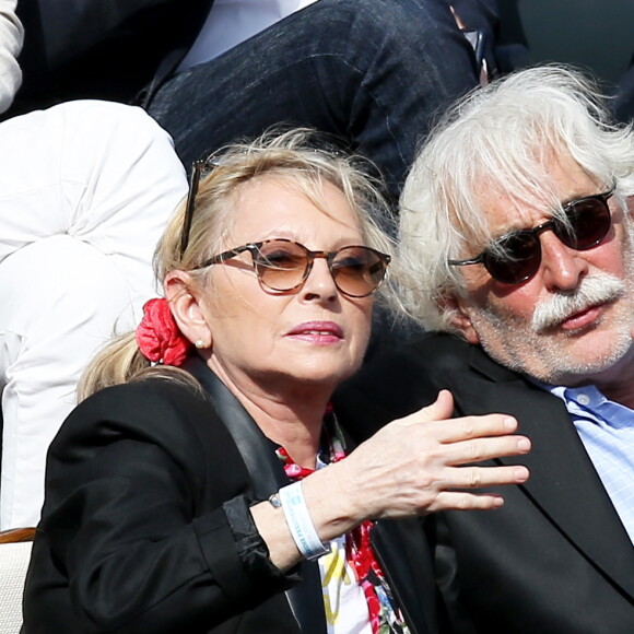 Véronique Sanson et son compagnon Christian Meilland dans les tribunes des Internationaux de France de tennis de Roland-Garros à Paris, le 2 juin 2015. 
