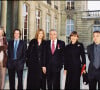 Archives - Michel Sardou reçoit la Légion d'honneur à l'Elysée en 2001 en présence notamment de sa fille Cynthia
