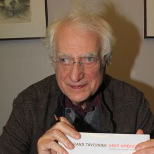 Exclusif - Bertrand Tavernier - Bertrand Tavernier dédicace son livre "Amis Americains" lors de l'exposition Féroce de Romain Duris à la Galerie Cinéma à Paris le 26 novembre 2019.