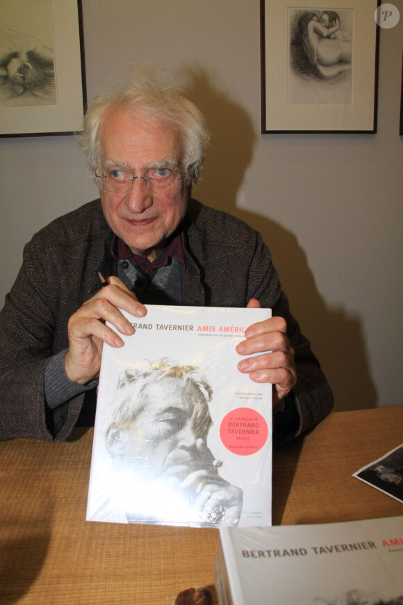 Exclusif - Bertrand Tavernier - Bertrand Tavernier dédicace son livre "Amis Americains" lors de l'exposition Féroce de Romain Duris à la Galerie Cinéma à Paris le 26 novembre 2019.