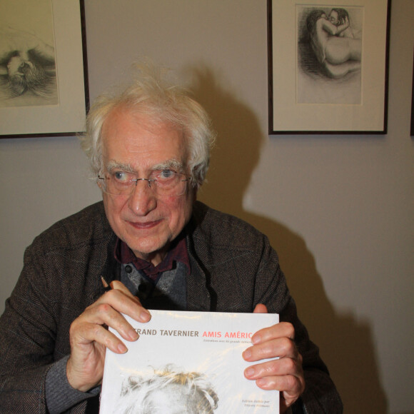 Exclusif - Bertrand Tavernier - Bertrand Tavernier dédicace son livre "Amis Americains" lors de l'exposition Féroce de Romain Duris à la Galerie Cinéma à Paris le 26 novembre 2019.
