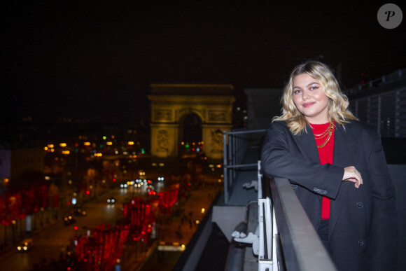 Exclusif - La Chanteuse Louane - La chanteuse Louane lors de la cérémonie d'illumination des Champs Elysées à Paris. Louane Emera est la marraine de la 40ème cérémonie d'illumination des champs Elysées. © JB Autissier / Panoramic / Bestimage