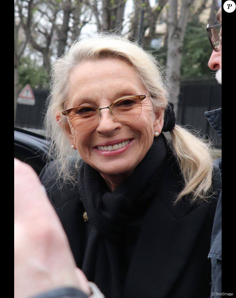 Véronique Sanson - People à la sortie de l'enregistrement de l'émission Vivement Dimanche à Paris le 20 mars 2019.