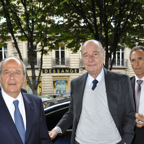 Marc Ladreit de Lacharrière et Jacques Chirac devant le théâtre du Rond Point à Paris en 2011