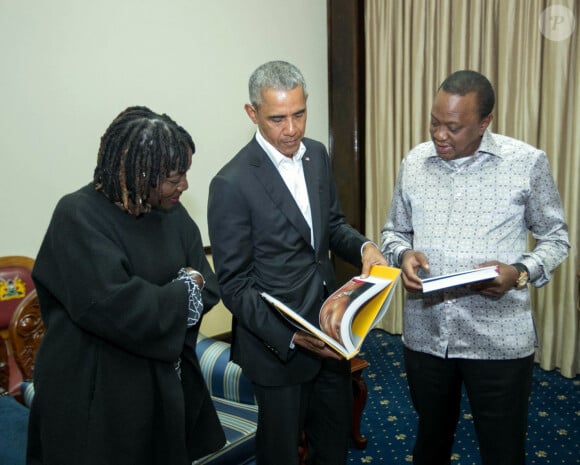 Barack Obama et sa demi-soeur Auma Obama rencontrent le président Kenyan Uhuru Kenyatta à Nairobi, le 15 juillet 2018.