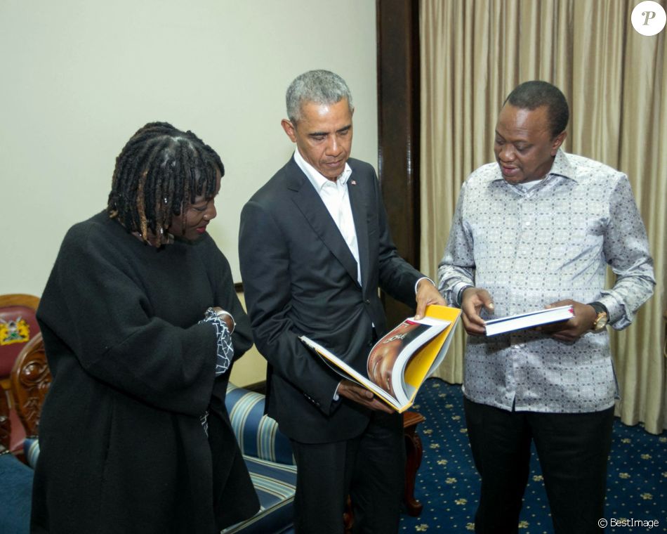 Barack Obama et sa demi-soeur Auma Obama rencontrent le président Kenyan Uhuru Kenyatta à Nairobi, le 15 juillet 2018.