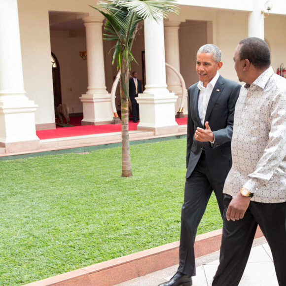 Barack Obama et sa demi-soeur Auma Obama rencontrent le président Kenyan Uhuru Kenyatta à Nairobi, le 15 juillet 2018.