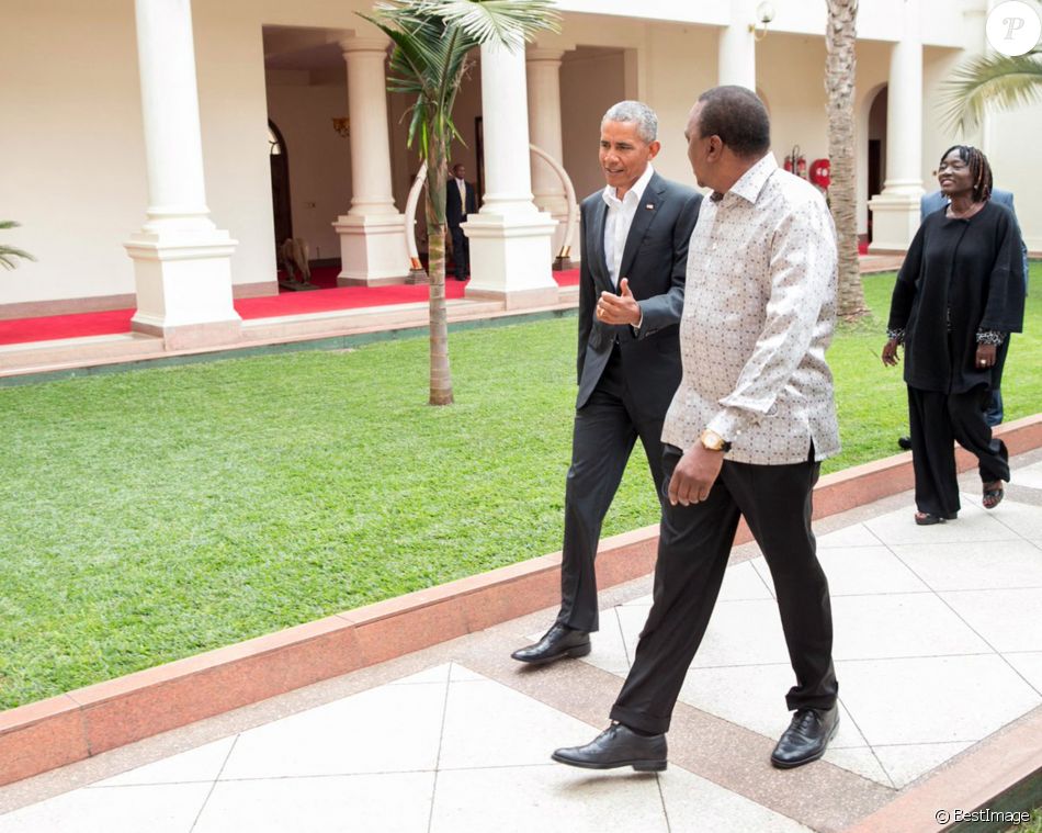 Barack Obama et sa demi-soeur Auma Obama rencontrent le président Kenyan Uhuru Kenyatta à Nairobi, le 15 juillet 2018.