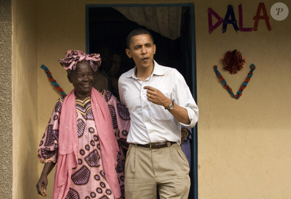 Barack Obama et sa grand-mère Sarah Obama, chez elle, dans le village de Kogelo au Kenya.