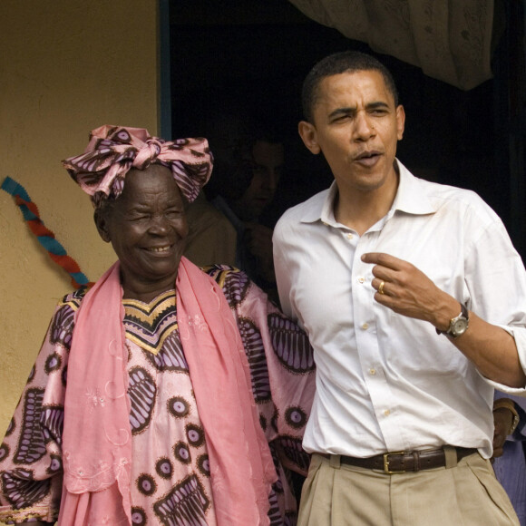 Barack Obama et sa grand-mère Sarah Obama, chez elle, dans le village de Kogelo au Kenya.