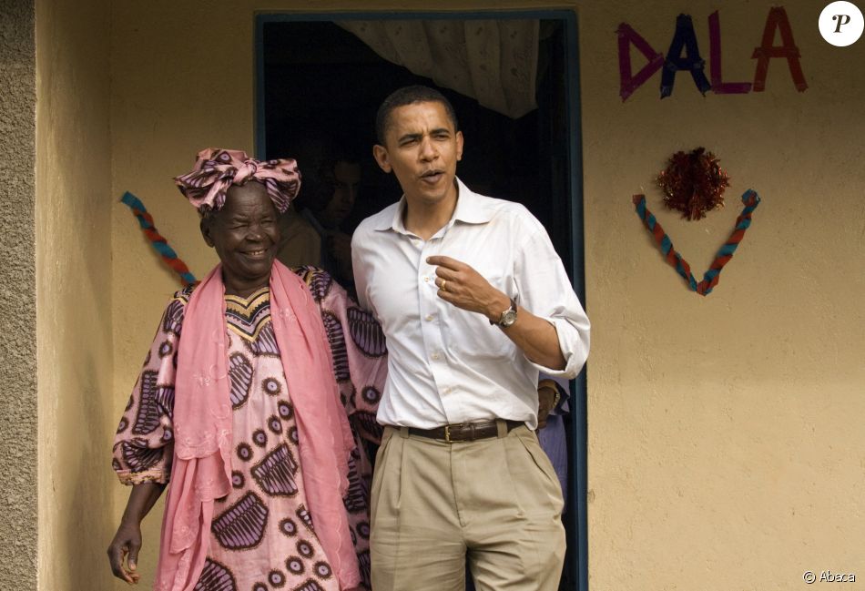 Barack Obama et sa grand-mère Sarah Obama, chez elle, dans le village de Kogelo au Kenya.