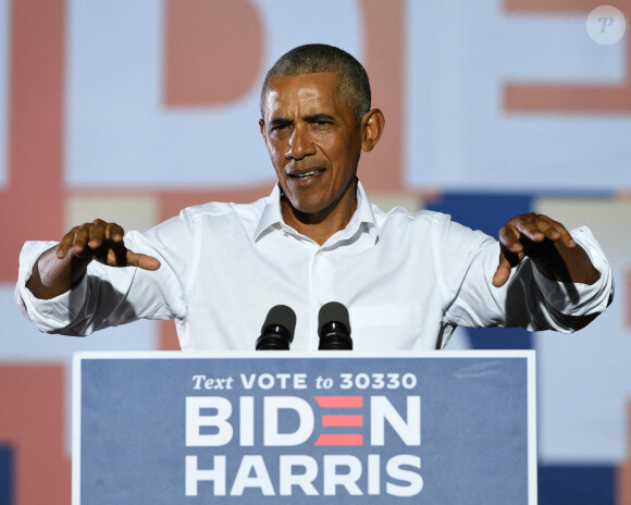 L'ancien président américain Barack Obama prend la parole en faveur du candidat démocrate à la présidentielle Joe Biden lors d'un rassemblement de campagne à la veille des élections à la Florida International University de Miami, en Floride le 2 novembre 2020.