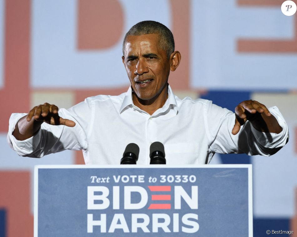 L'ancien président américain Barack Obama prend la parole en faveur du candidat démocrate à la présidentielle Joe Biden lors d'un rassemblement de campagne à la veille des élections à la Florida International University de Miami, en Floride le 2 novembre 2020.