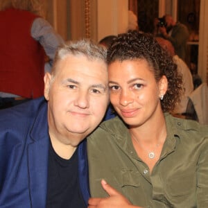 Exclusif - Pierre Ménès et sa femme Mélissa Acosta dînent avec des amies de Melissa à Paris le 27 juin 2020. © Philippe Baldini / Bestimage 