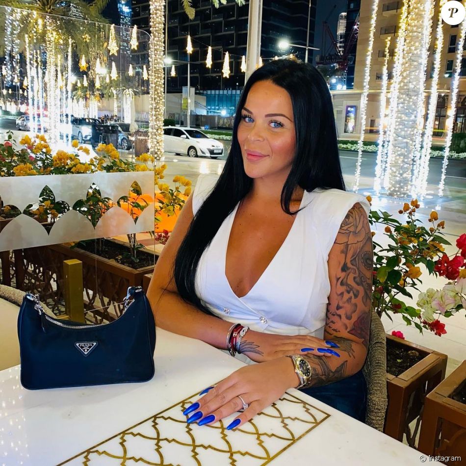 Sarah Fraisou, célèbre candidate de télé-réalité, s'affiche sur Instagram.