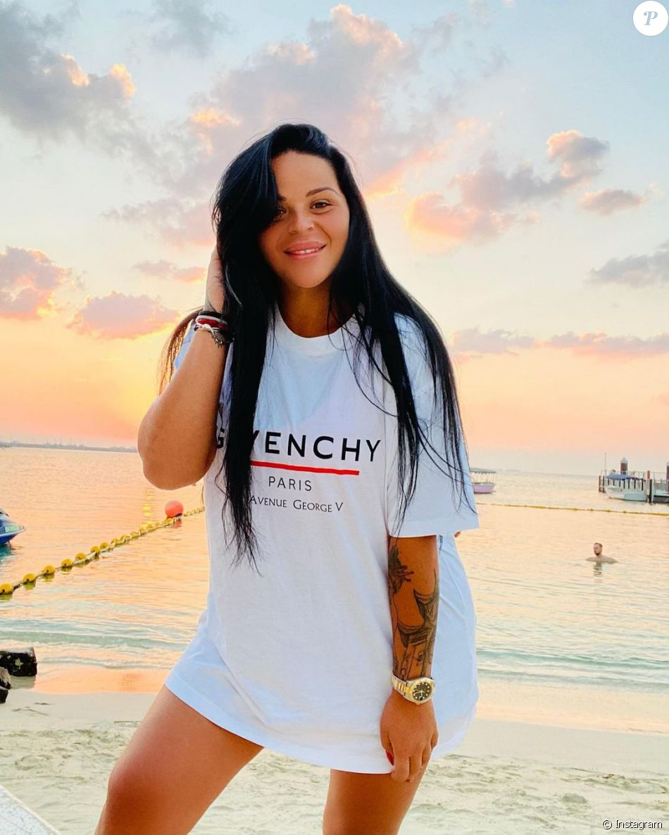 Sarah Fraisou, célèbre candidate de télé-réalité, s'affiche sur Instagram.