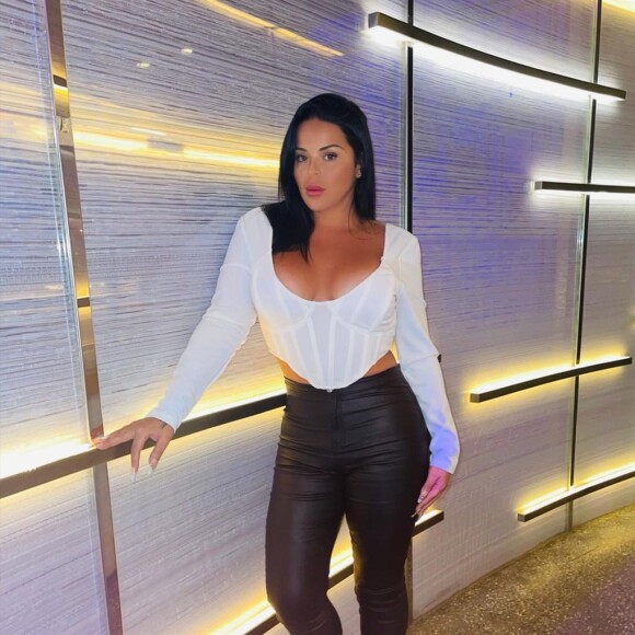 Sarah Fraisou, célèbre candidate de télé-réalité, s'affiche sur Instagram.