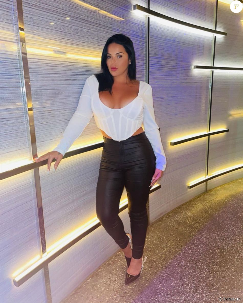Sarah Fraisou, célèbre candidate de télé-réalité, s'affiche sur Instagram.