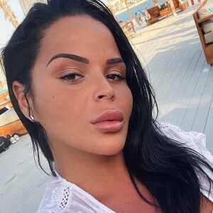 Sarah Fraisou, célèbre candidate de télé-réalité, s'affiche sur Instagram.