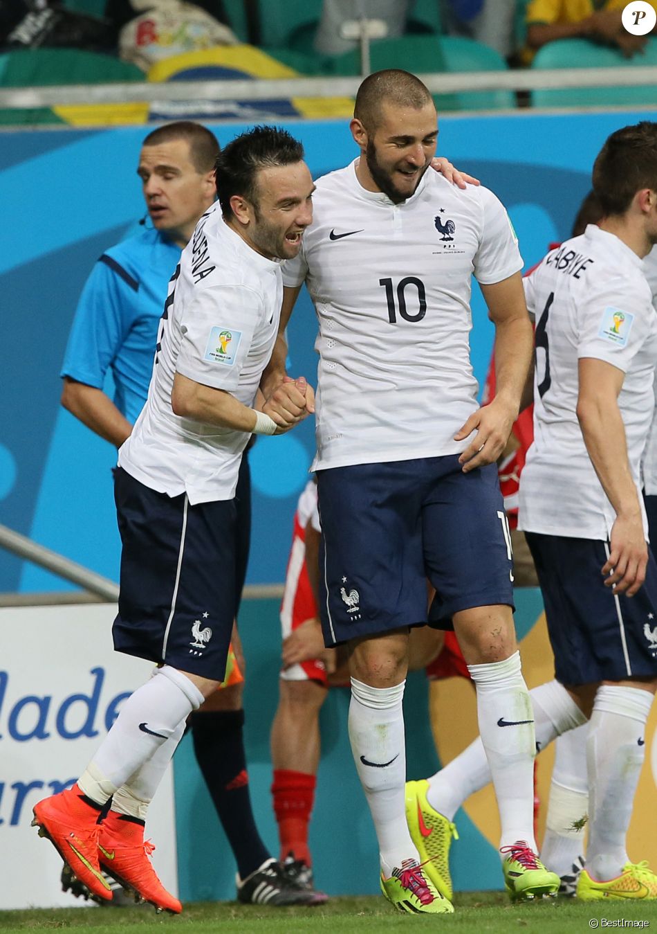 Mathieu Valbuena et Karim Benzema lors du match Suisse - France à Salvador de Bahia, le 20 juin 2014.