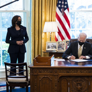 Le président Joe Biden signe une loi dans le bureau Ovale à la Maison Blanche à Washington le 30 mars 2021. 