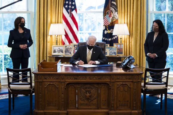 Le président Joe Biden signe une loi dans le bureau Ovale à la Maison Blanche à Washington le 30 mars 2021. 