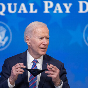 Le président américain Joe Biden répond aux questions des journalistes lors de la Journée de l'égalité salariale à la Maison Blanche. Washington. Le 24 mars 2021. 