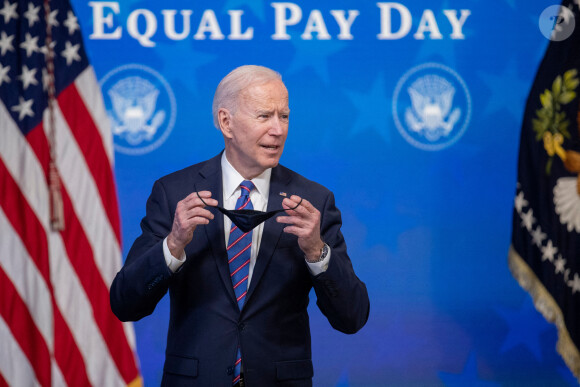 Le président américain Joe Biden répond aux questions des journalistes lors de la Journée de l'égalité salariale à la Maison Blanche. Washington. Le 24 mars 2021. 