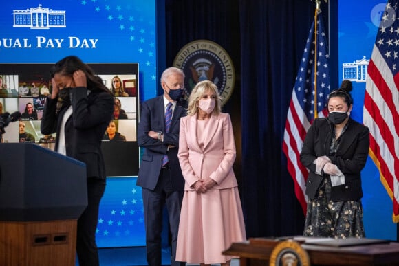 Le président américain et la première dame, Jill Biden - Le président américain Joe Biden répond aux questions des journalistes lors de la Journée de l'égalité salariale à la Maison Blanche. Washington. Le 24 mars 2021. 