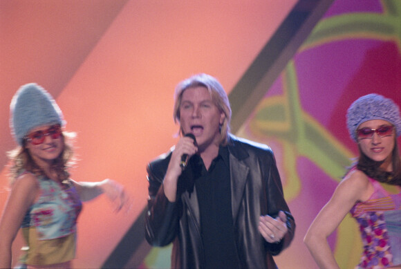 En France, à Paris, sur le plateau, Patrick Juvet, chantant accompagné de deux danseuses. Le 2 mars 2001. © Bruno Schneider via Bestimage