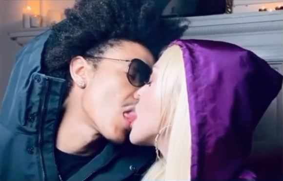 Madonna et son chéri Ahlamalik Williams partagent un baiser torride sur une vidéo publiée sur Instagram.