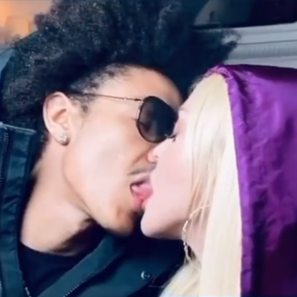 Madonna et son chéri Ahlamalik Williams partagent un baiser torride sur une vidéo publiée sur Instagram.