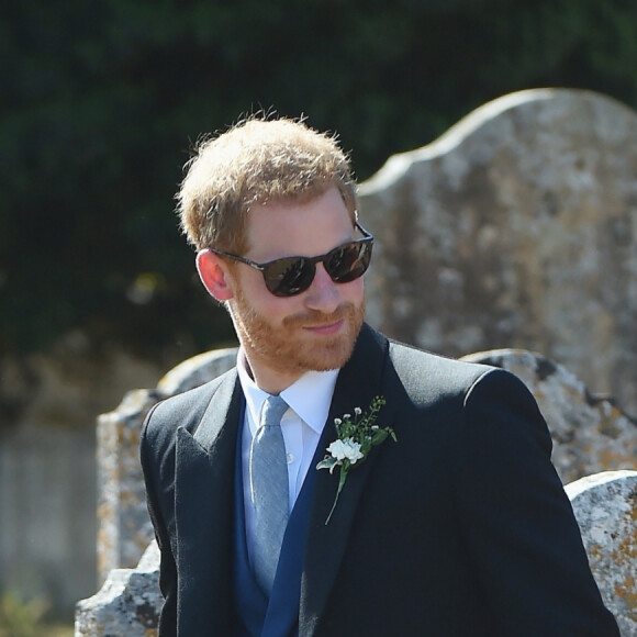 Le prince Harry, duc de Sussex, et Meghan Markle, duchesse de Sussex, au mariage de Charlie Van Straubanzee et Daisy Jenkins en l'église Saint-Marie-La-Vierge à Frensham, le 4 août 2018.