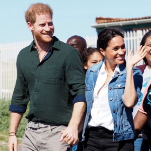 Le prince Harry, duc de Sussex, et Meghan Markle, duchesse de Sussex rencontrent les membres de "Waves for Change" un organisme de bienfaisance qui travaille avec les surfeurs locaux sur la plage de Monwabisi au Cap lors de leur tournée royale en Afrique du Sud.