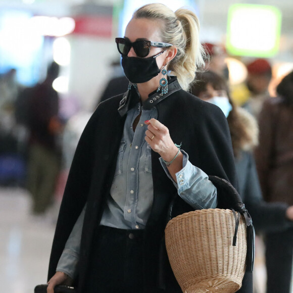 Exclusif - Laeticia Hallyday à l'aéroport de Roissy-Charles-de-Gaulle. Paris, le 17 mars 2021.