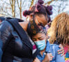 Desiree Lindstrom, la fiancée de DMX, et Tashera Simmons, l'ex femme de DMX se retrouvent pour une veillée de prières en compagnie des fans du rappeur devant l'hôpital de White Plains le 5 avril 2021.