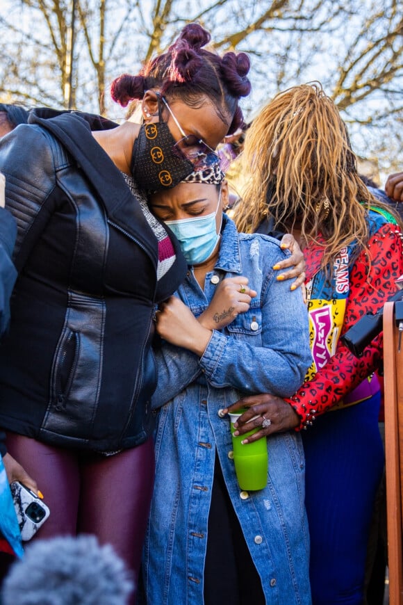 Desiree Lindstrom, la fiancée de DMX, et Tashera Simmons, l'ex femme de DMX se retrouvent pour une veillée de prières en compagnie des fans du rappeur devant l'hôpital de White Plains le 5 avril 2021.