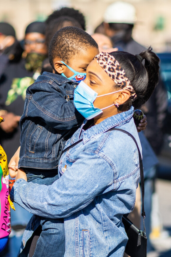 Desiree Lindstrom, la fiancée de DMX porte leur fils Exodus lors d'une prière pour que DMX guérisse de sa crise cardiaque à White Plains le 5 avril 2021.