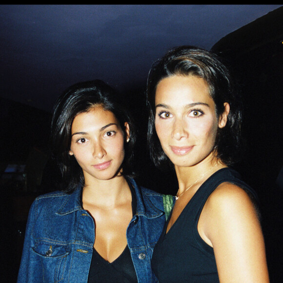 Archives - Laurette Fugain et sa soeur Marie lors de l'anniversaire de Patrick Goavec au VIP Room. 2000.