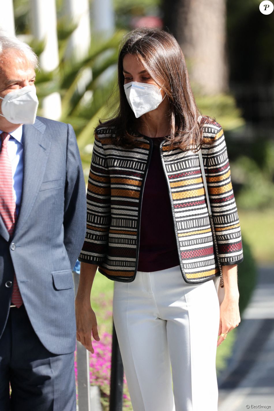 La reine Letizia d'Espagne arrive à la fondation "Mutua Madrilena" à Madrid, pour une réunion de travail. Le 7 avril 2021