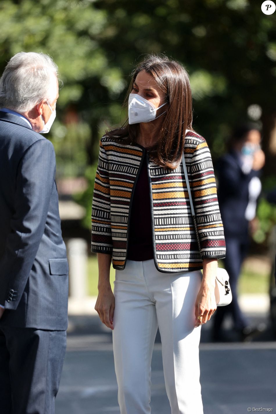 La reine Letizia d'Espagne arrive à la fondation "Mutua Madrilena" à Madrid, pour une réunion de travail. Le 7 avril 2021