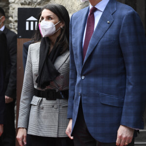 Le roi Felipe VI d'Espagne et la reine Letizia d'Espagne visitent l'école "Maria Moliner" en Andorre, le 26 mars 2021.