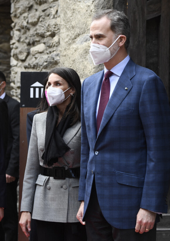 Le roi Felipe VI d'Espagne et la reine Letizia d'Espagne visitent l'école "Maria Moliner" en Andorre, le 26 mars 2021.