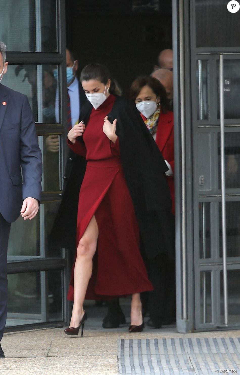 La reine Letizia d'Espagne visite l'exposition "Concepcion Arenal, The Passion" à Madrid, le 16 février 2021.