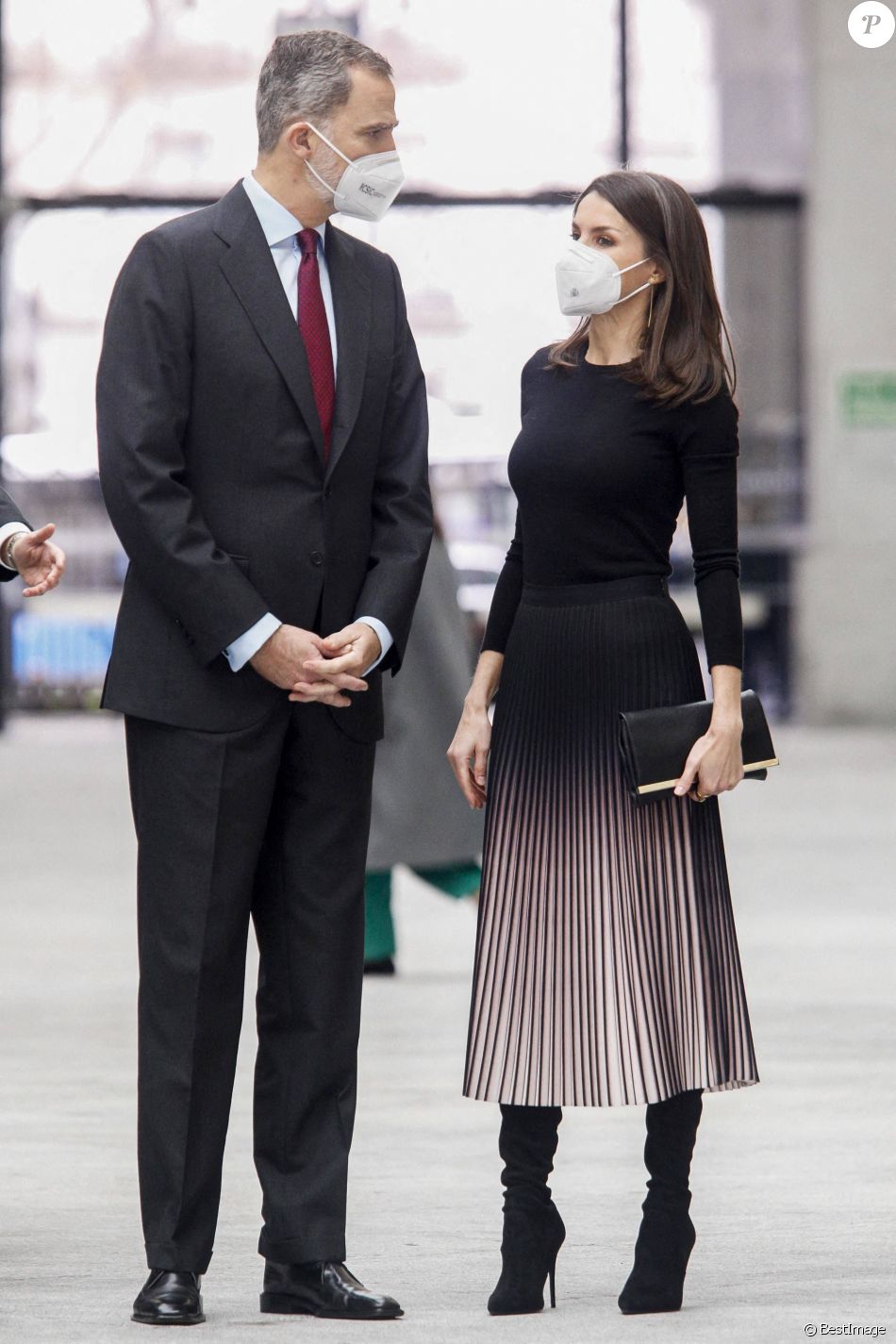 Le roi Felipe VI et la reine Letizia d'Espagne lors de la remise des prix APM Journalism Awards 2019 et 2020 à Madrid le 9 février 2021