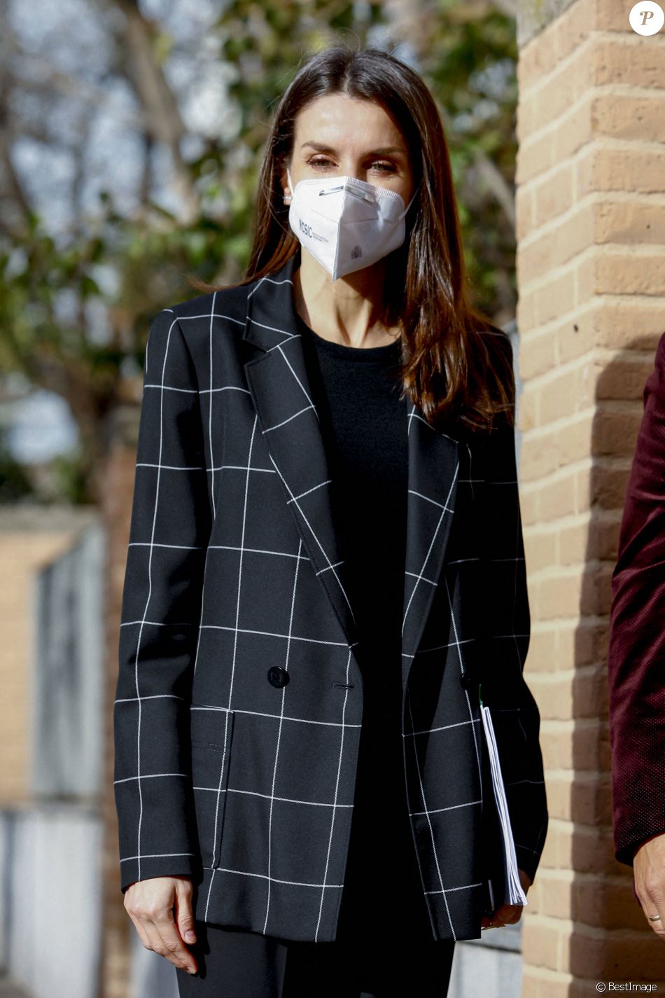 La reine Letizia d'Espagne arrive à une réunion de travail à l'association espagnole sur les maladies rares à Madrid, le 27 janvier 2021.