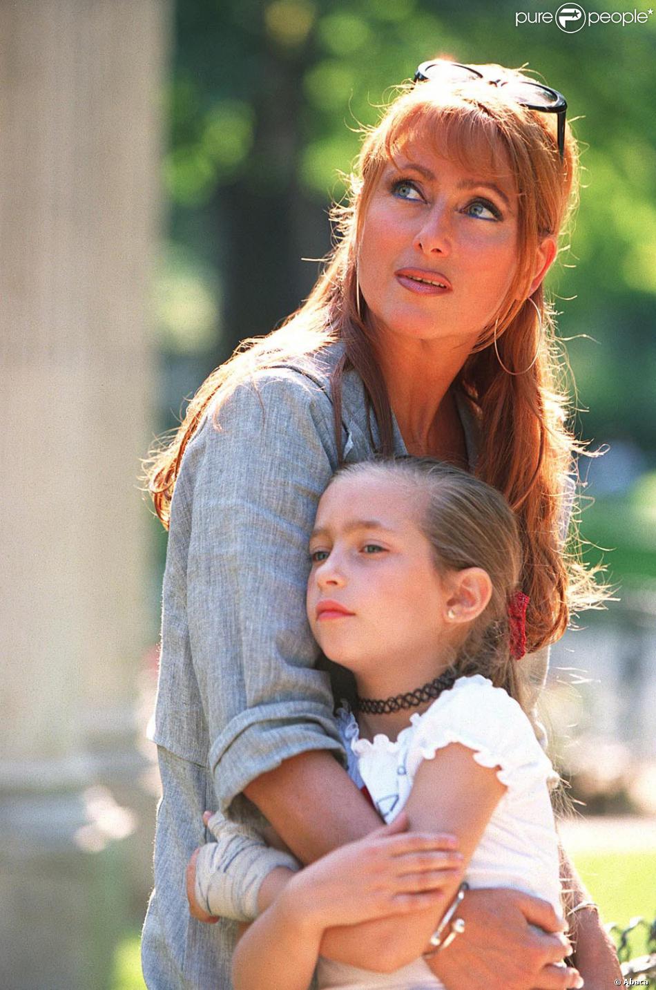 Julie Piétri et sa fille Manon (1999) - Purepeople